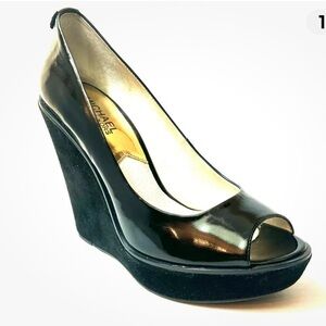 Michael Kors Women's
Dalia Wedge Peep Toe Platform shoe. Size 8.